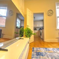 3 Bedrooms Homely House with Garden, Sleeps 6 Comfortably with 4 Double Beds, Newcastle, Free Street Parking, Business Travellers, Contractors, & Holiday Goers, Near all Major Transport Links in Newcastle & City Centre