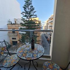 The Exchange - Designer apartment in St Paul's Bay with side sea view, 300 metres away from beach