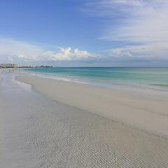 2BR Renovated Siesta Key Condo, beach and pool access