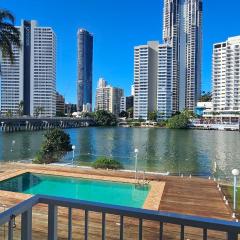 Riverfront Villa 6 Surfers Paradise with Pool