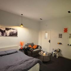 استديو بطابع هادي