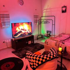 استوديو مميز بأثاث مريح