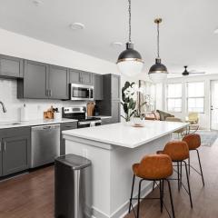 New Downtown Apartment - Next to Motor Speedway