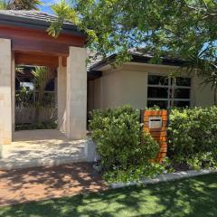 15 Luxury Exec Living Outdoor Oasis 4BR & Parking