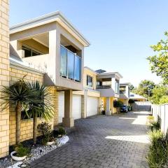 2 Executive Coastal Stay Modern 4BR Near the Shore