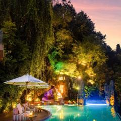 Zhangjiajie Shisuji Hotel-Zhangjiajie National Forest Park,Avatar Scenic Area,East Gate, only 5 minute walk, free airport,Railway Station shuttle, English-speaking butler itinerary planning, floor heating, Western restaurant, cave exploration, cave bar