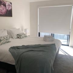 ModernStylish 2 bedroom courtyard Free Parking