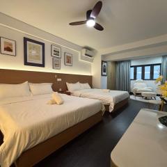 Sea view duplex, next to Singapore