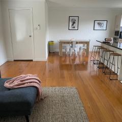 Stylish Renovated 2-bed Quiet, Cozy Wi-Fi