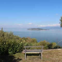 Villa Melissa with a pool in the tranquility of the hills with a view of Lake Trasimeno