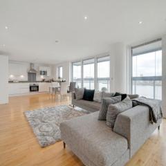 Spacious 2-Bedroom Riverside Apartment with River Views - Greenwich London