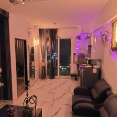 Peaceful Place to stay with high rise view near IGI airport and metro station