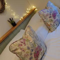 Delightful cosy shepherd's hut at Victorian Station