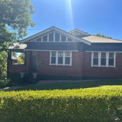 Black Range Cottage Cowra