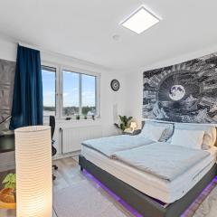 Big 1 Bedroom Apartment near Airport & City Center