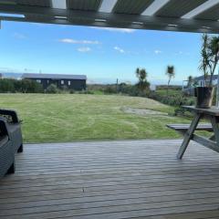 Large Bach - Mahia, Blue Bay sea views