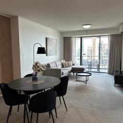 Modern Escape in the Heart of Brisbane City with an Amazing River View!