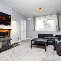 4 Bedroom House - Free Parking