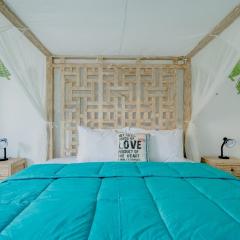 Big Room with Private Balcony 8 mins to Pererenan beach