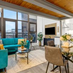 Central Apt Near Old Market Square with Parking