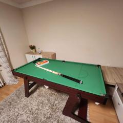 Stylish apartment with billiards & 75 TV