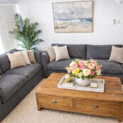 Central 2BR Townhouse - Walk to Strand CBD