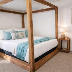 Central 2BR Townhouse - Walk to Strand CBD