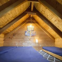 Blockhütte am Flugplatz mit Pool