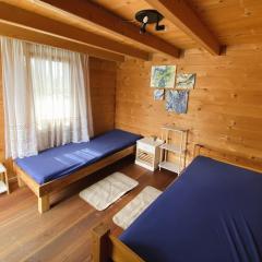 Blockhütte am Flugplatz mit Pool