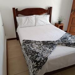 Suíte confortável e exclusiva, situada a apenas cinco minutos de caminhada da Praia do Forte