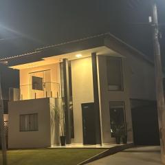 Perfeita casa espaçosa na região dos lagos