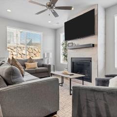 Modern Desert Oasis with shared Pool and Hot Tub