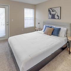 Modern Comfort w Balcony, Kitchen & WiFi