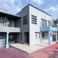 3 Bed - Modern Retreat with Stay-in helper