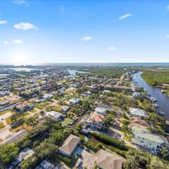 The Bonita Beach House-Direct Gulf Access Pool Home in the Imperial River