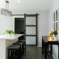 "The Homestead" UPSCALE STAY - Downtown with Yard