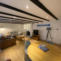 Fishermans cottage in the harbour with parking and rooftop