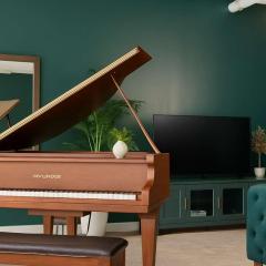 Moss & Oak - King Bed - Grand Piano - TOP FLOOR
