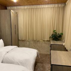 شقة عصرية 2025 غرف نوم 2 و مجلس فرش راقي جدا في الشميساني قرب المستشفى التخصصي