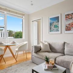 The Little Lawrence - Sunny Village Nook by the Sea