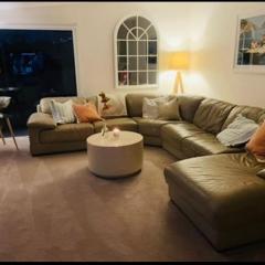 500m to Main Beach ,Large Deck, Relaxing Home