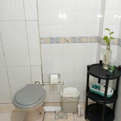 COMO EN CASA!! Monoambiente, lugar tranquilo y seguro, a minutos del aeropuerto y de centros comerciales de Asunción!!