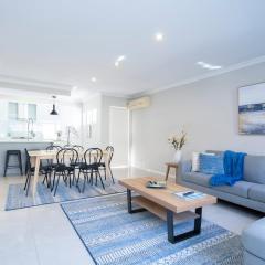 30 Modern & Quiet Retreat -Walk to Dining & Shops