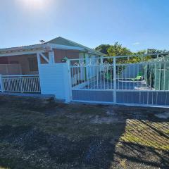 Maison cosy avec terrasse à Petit-Canal, 45 m²