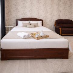 118 ТОП ЛОКАЦИЯ для НЕКУРЯЩИХ 2-х для компании из 1-5 человек с 2мя кроватями и 1местным диваном