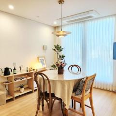 Danjung Stay #SeoulAccommodation #Familyof4 #WithBaby #K-pop #Hongdae #Gyeongbokgung #EungamStation