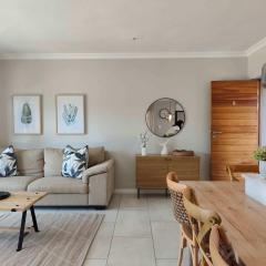 The Whale Tale - 2BD Pool & 800m to Solar Beach