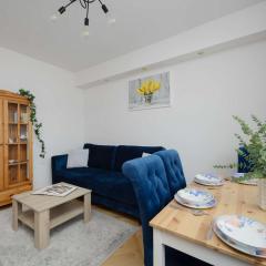 Apartment in Ochota with Balcony near Szczesliwicki Park by Noclegi Renters