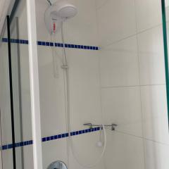 Quarto suite em apartamento de família