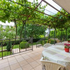 Charmantes Apartment nur 650 Meter zum Strand mit mediterranem Garten, Meerblick, Grill